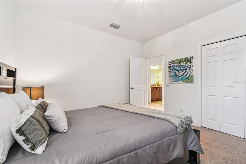 For Sale: $999,900 (6 beds, 5 baths, 4476 Square Feet)