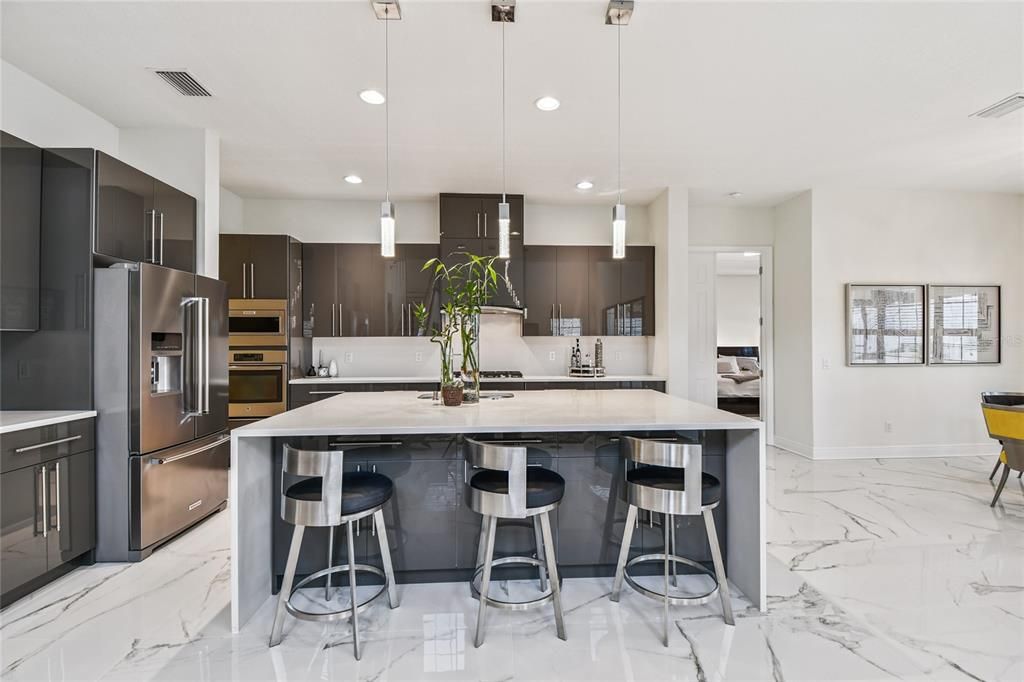 For Sale: $999,900 (6 beds, 5 baths, 4476 Square Feet)