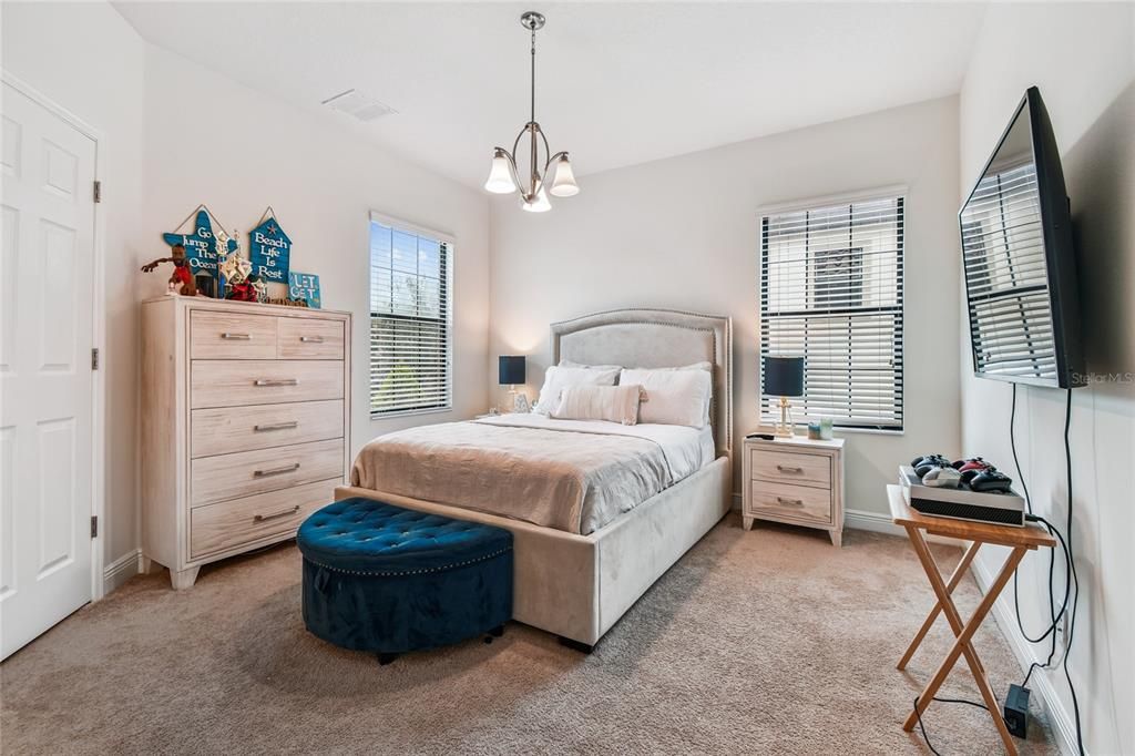 For Sale: $999,900 (6 beds, 5 baths, 4476 Square Feet)