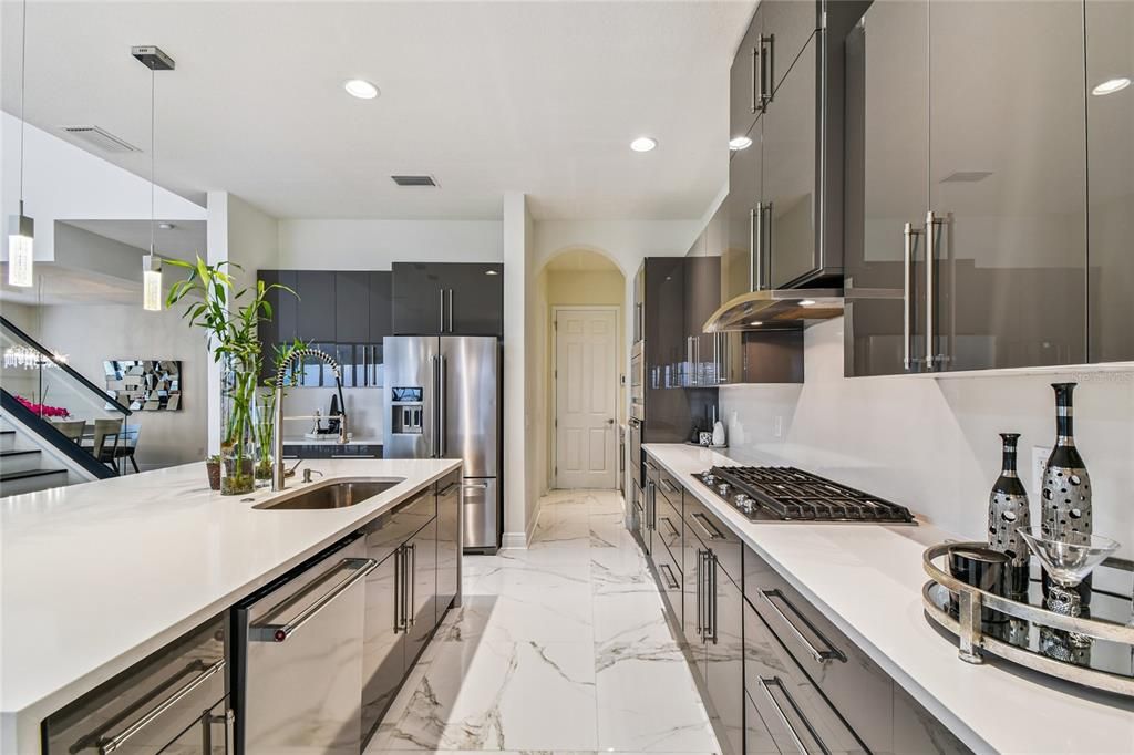 For Sale: $999,900 (6 beds, 5 baths, 4476 Square Feet)