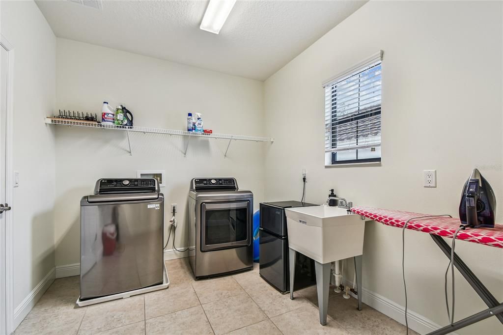 For Sale: $999,900 (6 beds, 5 baths, 4476 Square Feet)