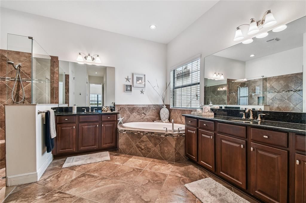 For Sale: $999,900 (6 beds, 5 baths, 4476 Square Feet)