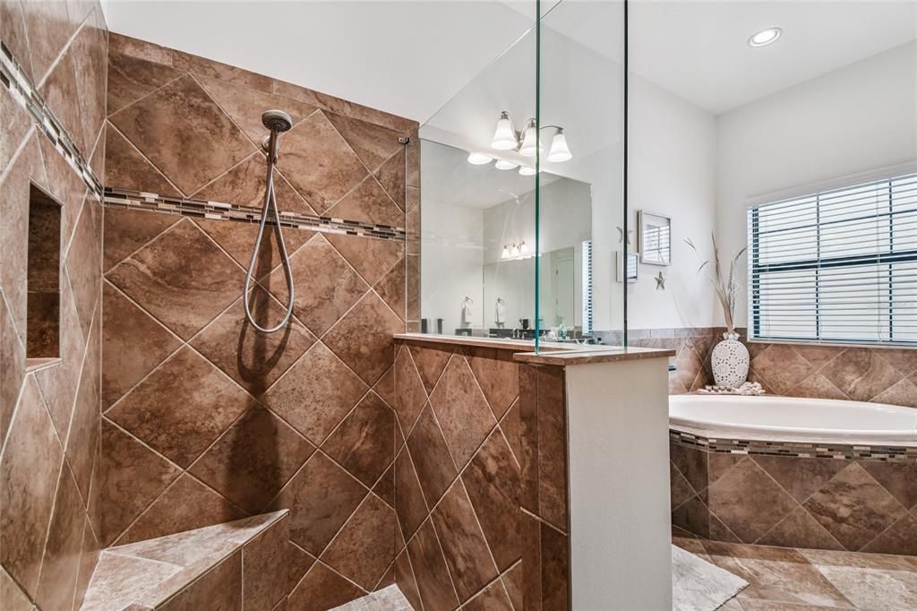 For Sale: $999,900 (6 beds, 5 baths, 4476 Square Feet)