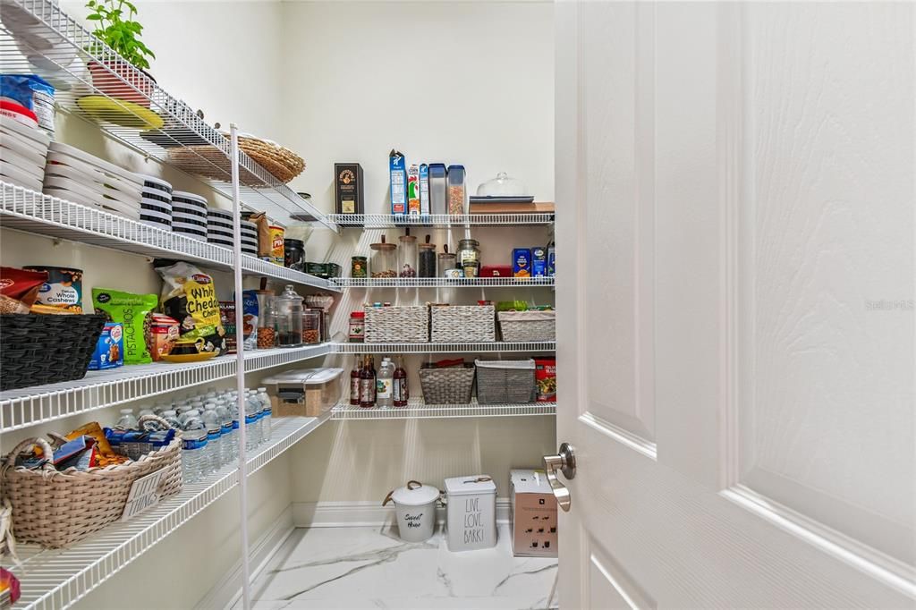 For Sale: $999,900 (6 beds, 5 baths, 4476 Square Feet)