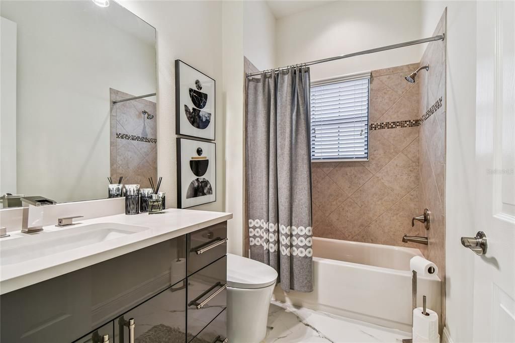 For Sale: $999,900 (6 beds, 5 baths, 4476 Square Feet)