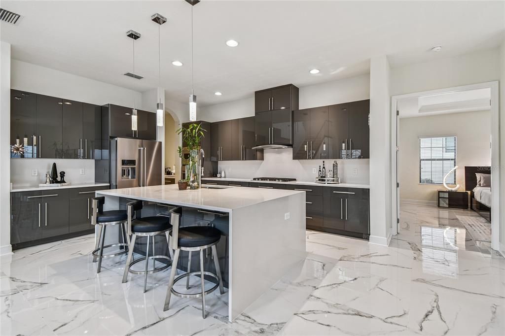 For Sale: $999,900 (6 beds, 5 baths, 4476 Square Feet)