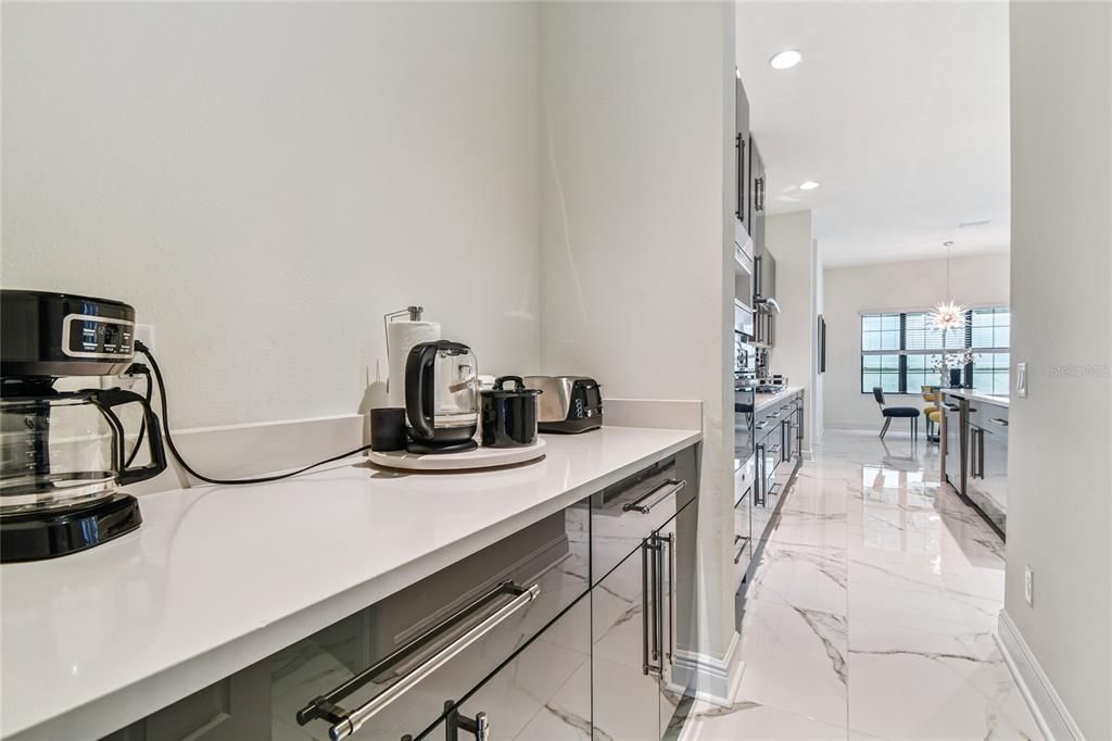 For Sale: $999,900 (6 beds, 5 baths, 4476 Square Feet)