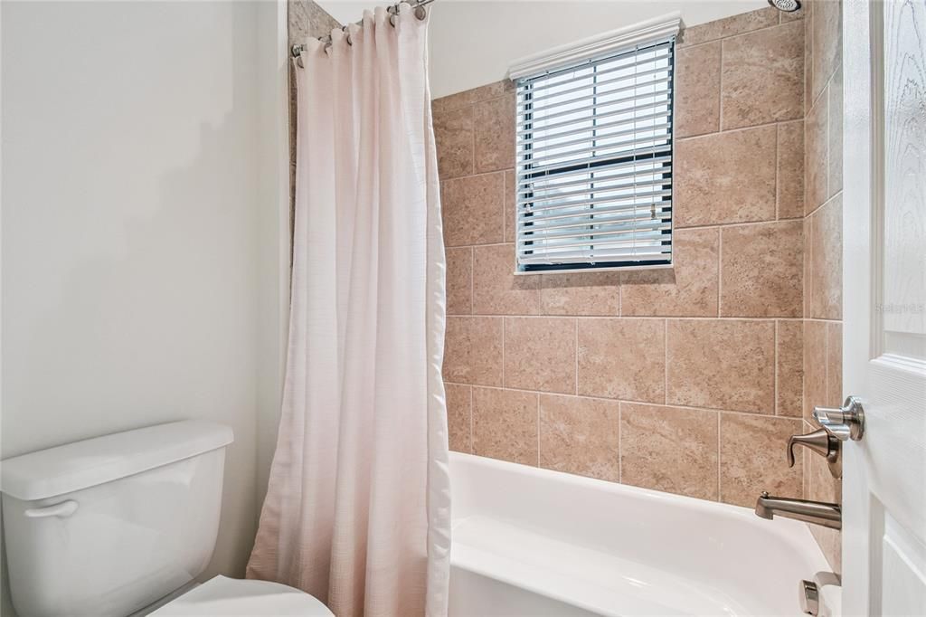 For Sale: $999,900 (6 beds, 5 baths, 4476 Square Feet)