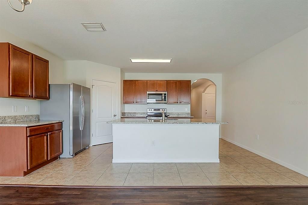 合同活跃: $319,900 (4 贝兹, 2 浴室, 1846 平方英尺)