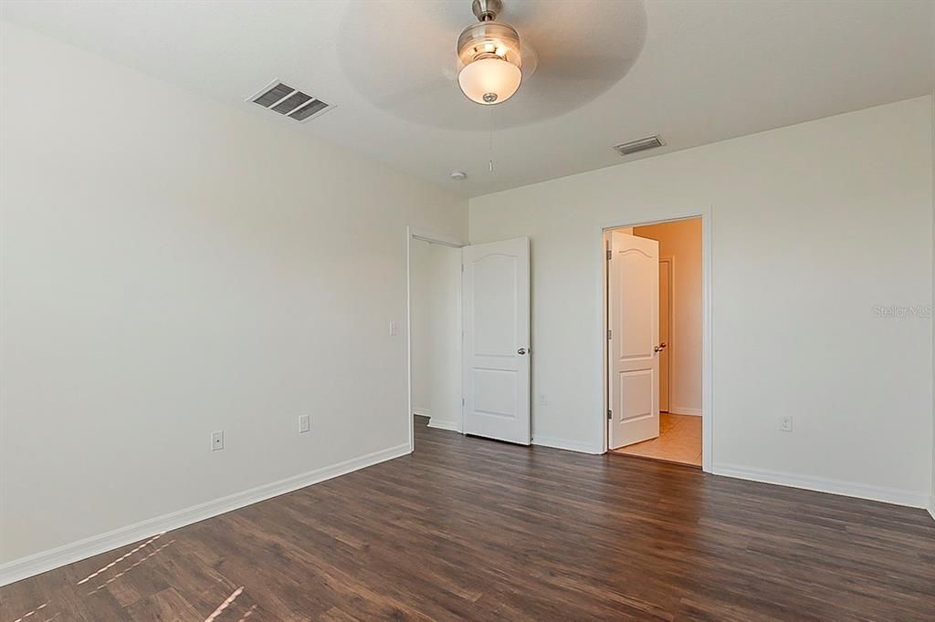 合同活跃: $319,900 (4 贝兹, 2 浴室, 1846 平方英尺)