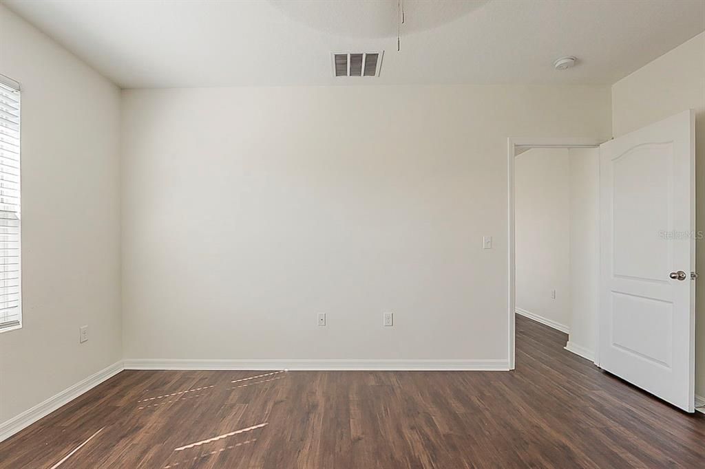 合同活跃: $319,900 (4 贝兹, 2 浴室, 1846 平方英尺)