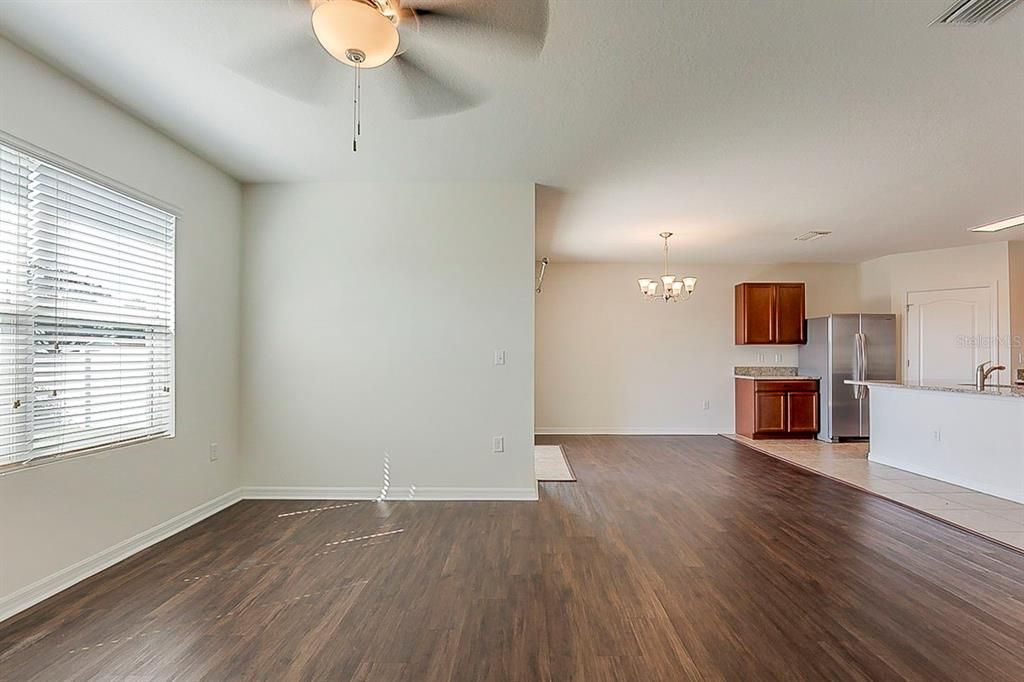 合同活跃: $319,900 (4 贝兹, 2 浴室, 1846 平方英尺)