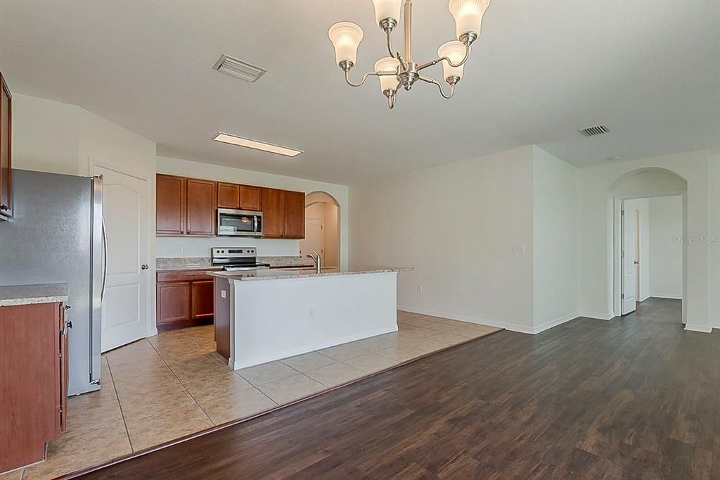 合同活跃: $319,900 (4 贝兹, 2 浴室, 1846 平方英尺)