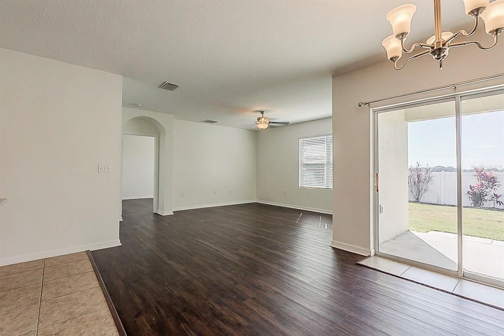 合同活跃: $319,900 (4 贝兹, 2 浴室, 1846 平方英尺)