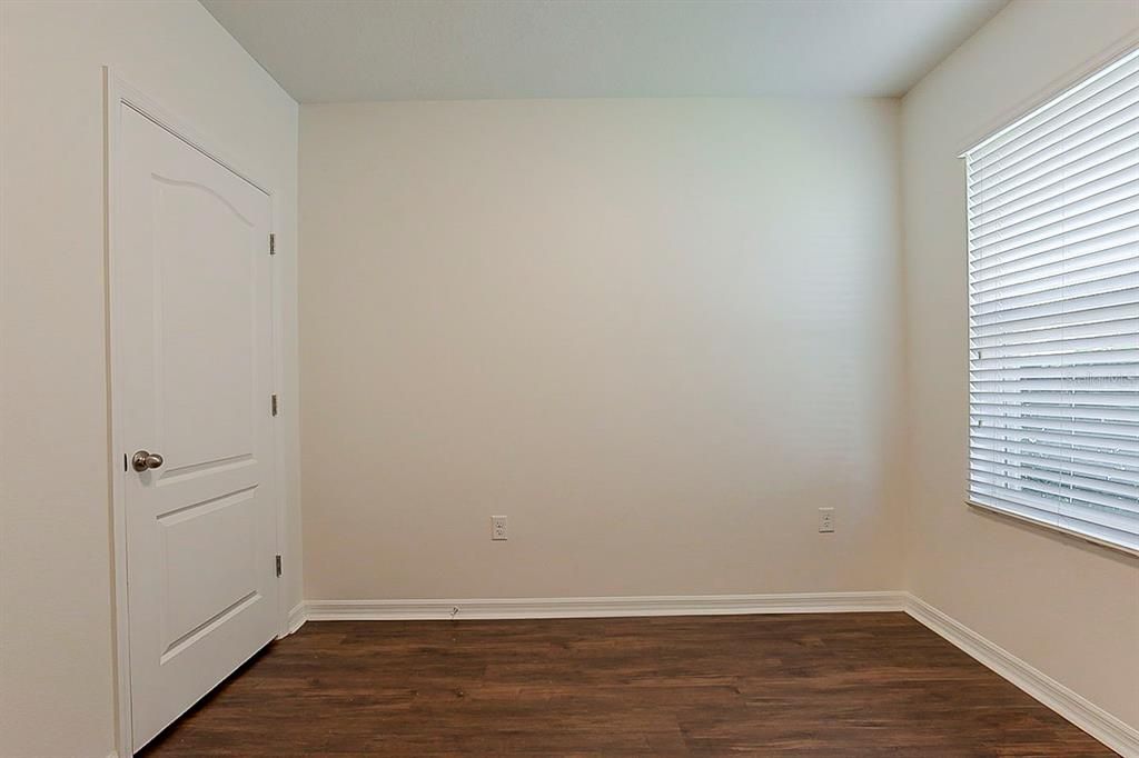 合同活跃: $319,900 (4 贝兹, 2 浴室, 1846 平方英尺)