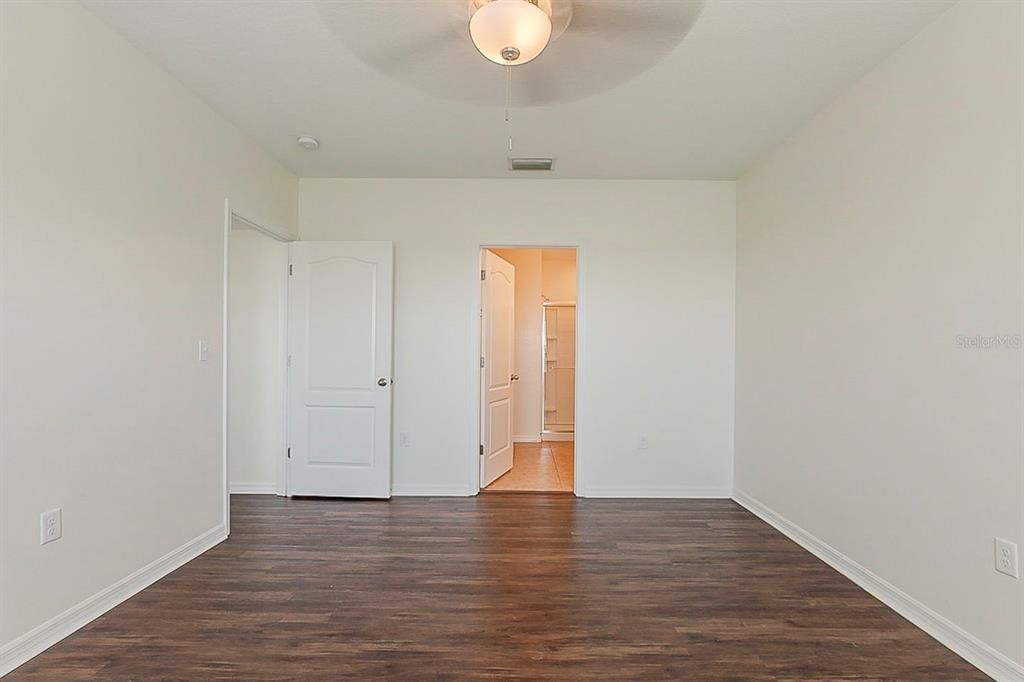 合同活跃: $319,900 (4 贝兹, 2 浴室, 1846 平方英尺)