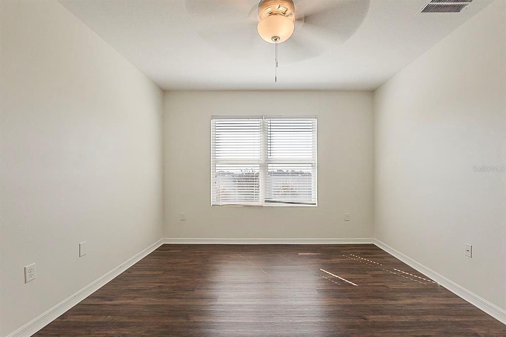 合同活跃: $319,900 (4 贝兹, 2 浴室, 1846 平方英尺)