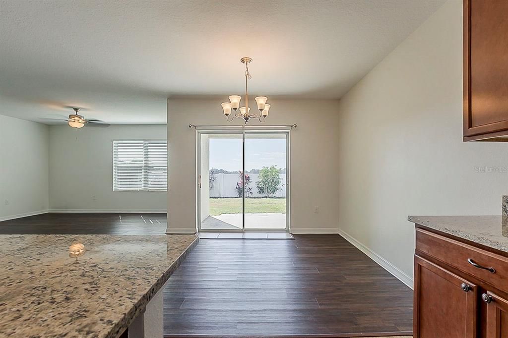 合同活跃: $319,900 (4 贝兹, 2 浴室, 1846 平方英尺)