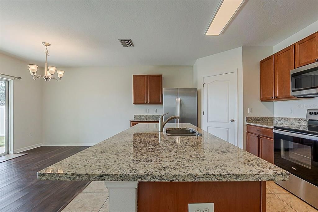 合同活跃: $319,900 (4 贝兹, 2 浴室, 1846 平方英尺)