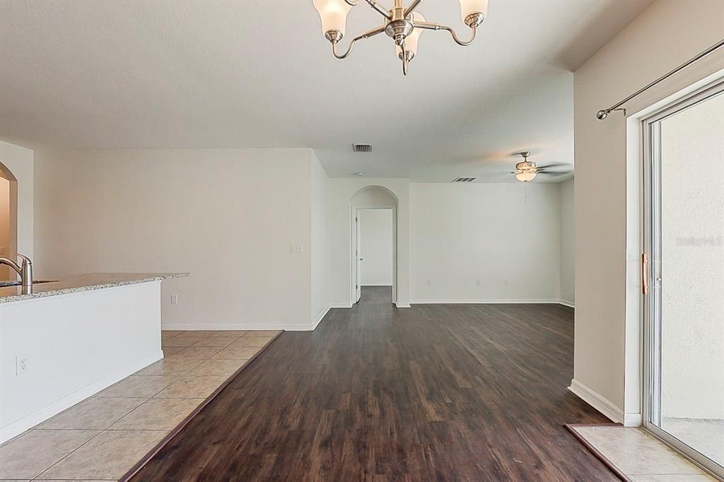 合同活跃: $319,900 (4 贝兹, 2 浴室, 1846 平方英尺)