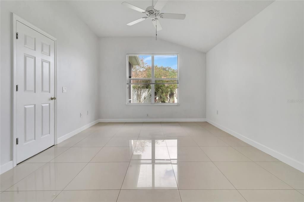 合同活跃: $399,000 (4 贝兹, 2 浴室, 1905 平方英尺)