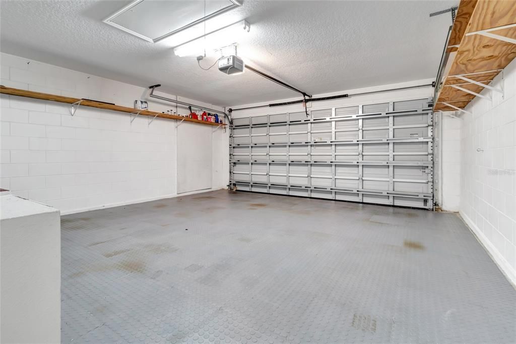 合同活跃: $399,000 (4 贝兹, 2 浴室, 1905 平方英尺)