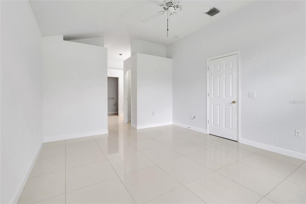 合同活跃: $399,000 (4 贝兹, 2 浴室, 1905 平方英尺)