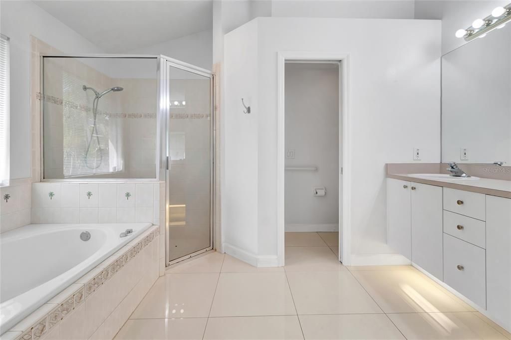 合同活跃: $399,000 (4 贝兹, 2 浴室, 1905 平方英尺)