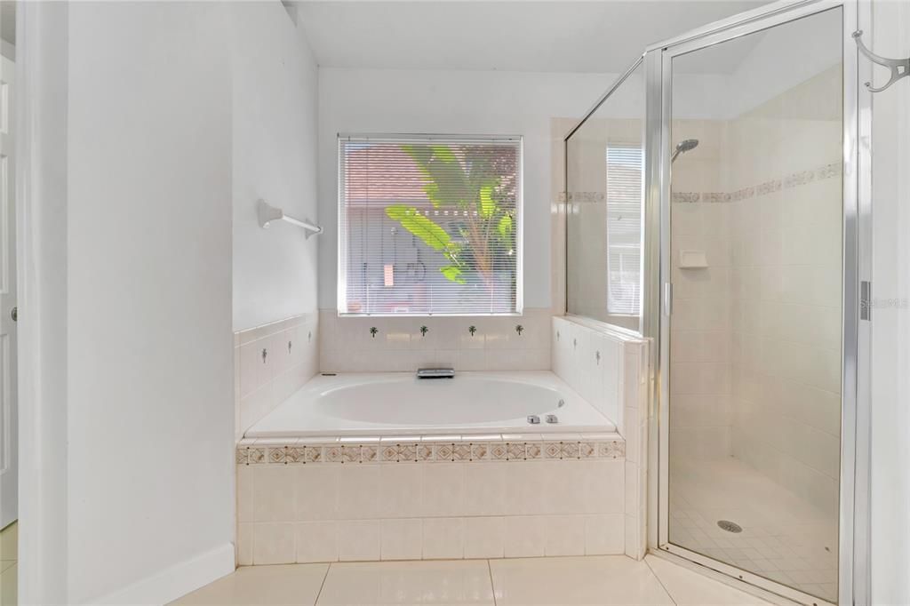 合同活跃: $399,000 (4 贝兹, 2 浴室, 1905 平方英尺)