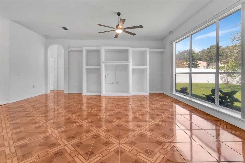 合同活跃: $399,000 (4 贝兹, 2 浴室, 1905 平方英尺)