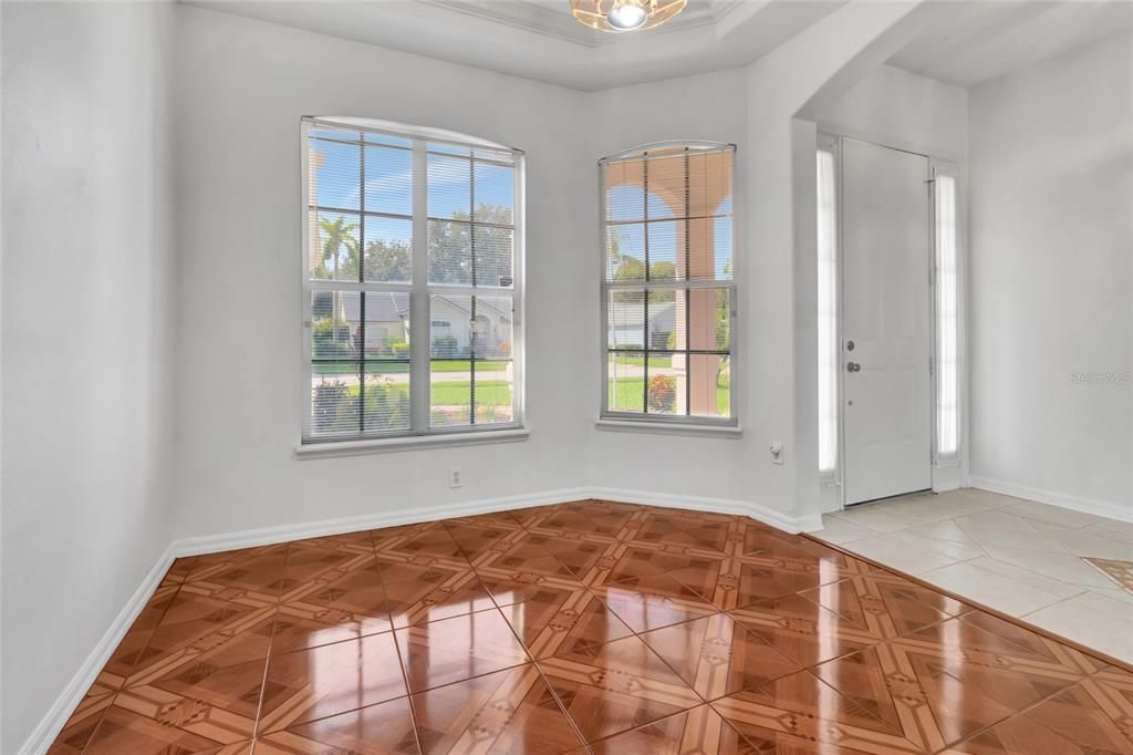 合同活跃: $399,000 (4 贝兹, 2 浴室, 1905 平方英尺)