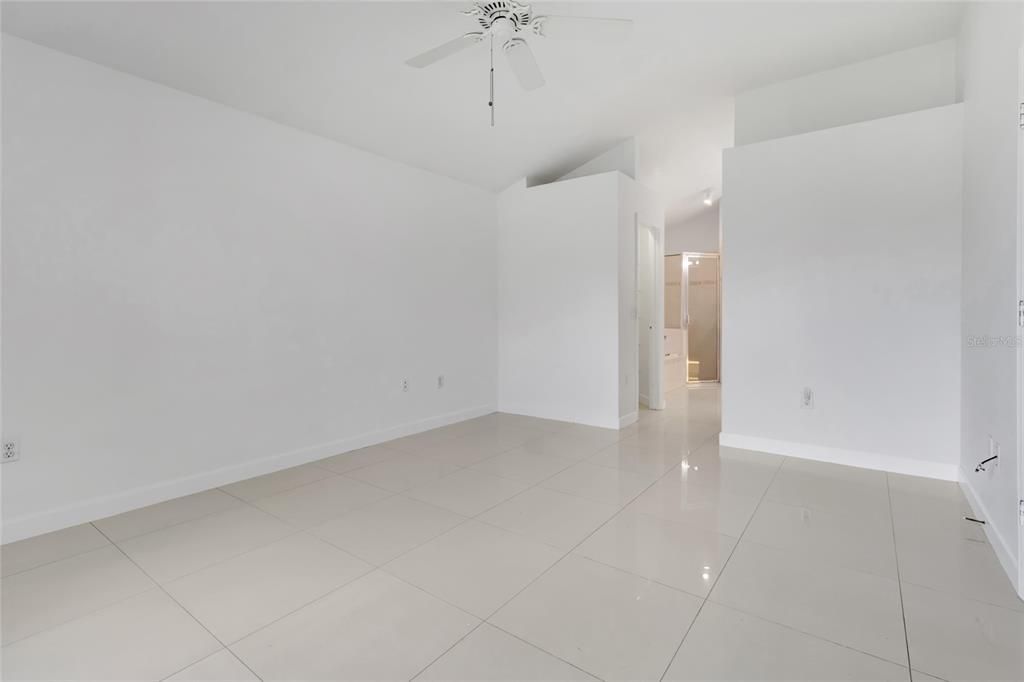 合同活跃: $399,000 (4 贝兹, 2 浴室, 1905 平方英尺)