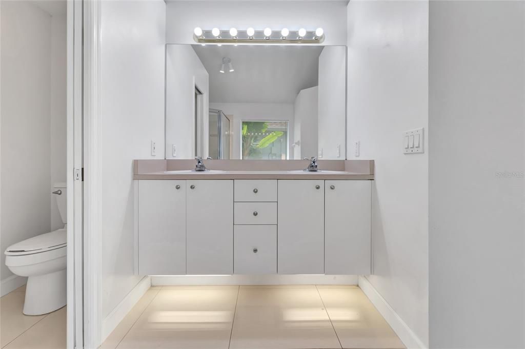 合同活跃: $399,000 (4 贝兹, 2 浴室, 1905 平方英尺)