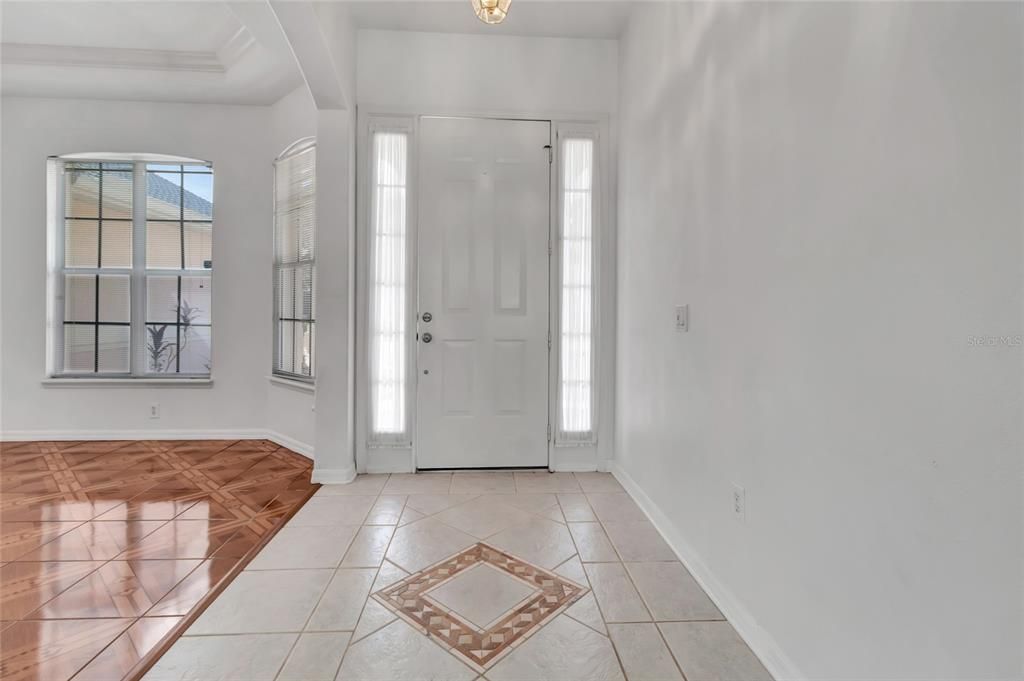 合同活跃: $399,000 (4 贝兹, 2 浴室, 1905 平方英尺)