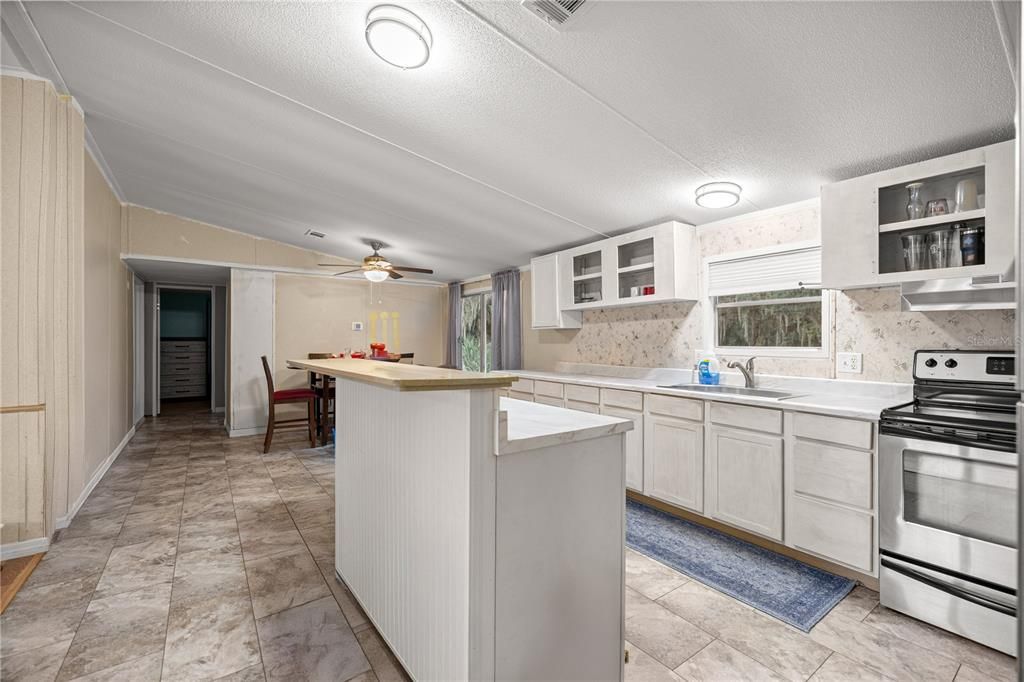 待售: $210,000 (4 贝兹, 2 浴室, 2057 平方英尺)