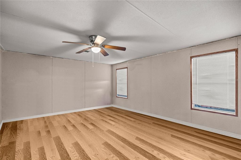 待售: $210,000 (4 贝兹, 2 浴室, 2057 平方英尺)