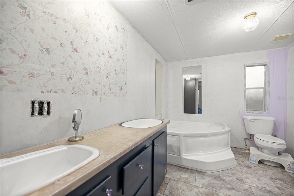 待售: $210,000 (4 贝兹, 2 浴室, 2057 平方英尺)