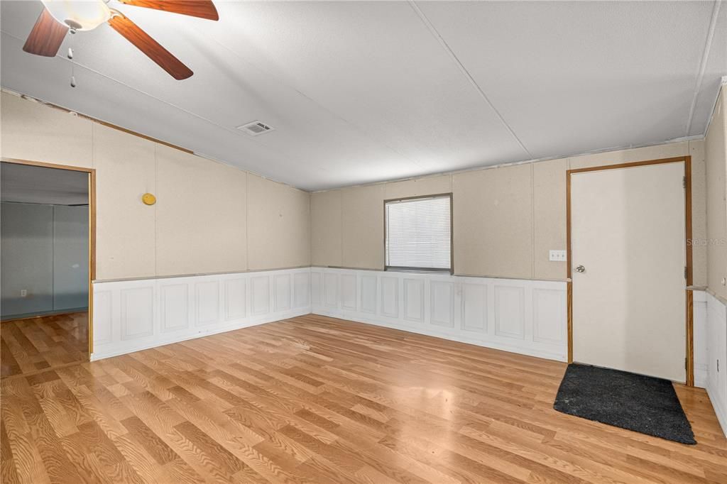 待售: $210,000 (4 贝兹, 2 浴室, 2057 平方英尺)