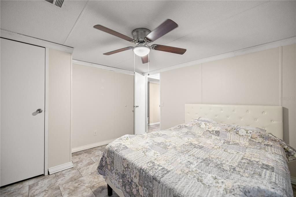 待售: $210,000 (4 贝兹, 2 浴室, 2057 平方英尺)