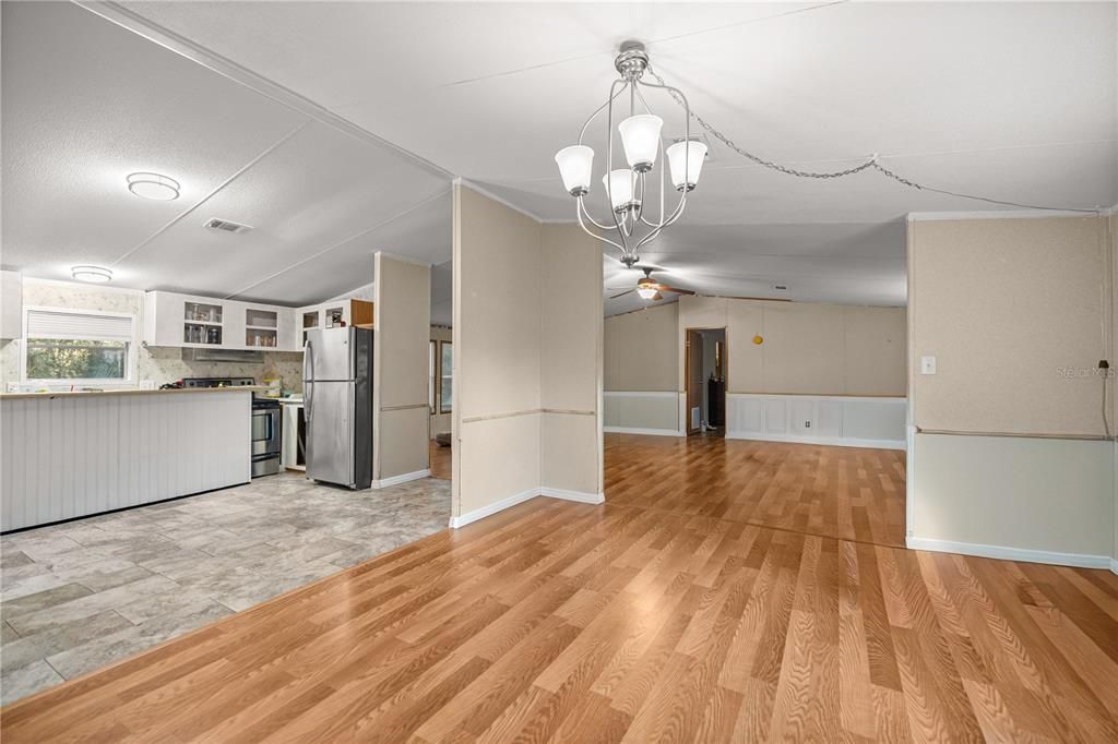 待售: $210,000 (4 贝兹, 2 浴室, 2057 平方英尺)