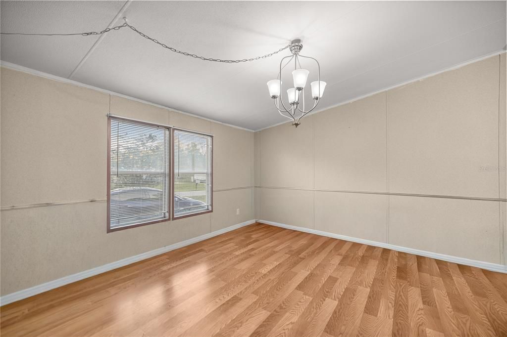 待售: $210,000 (4 贝兹, 2 浴室, 2057 平方英尺)