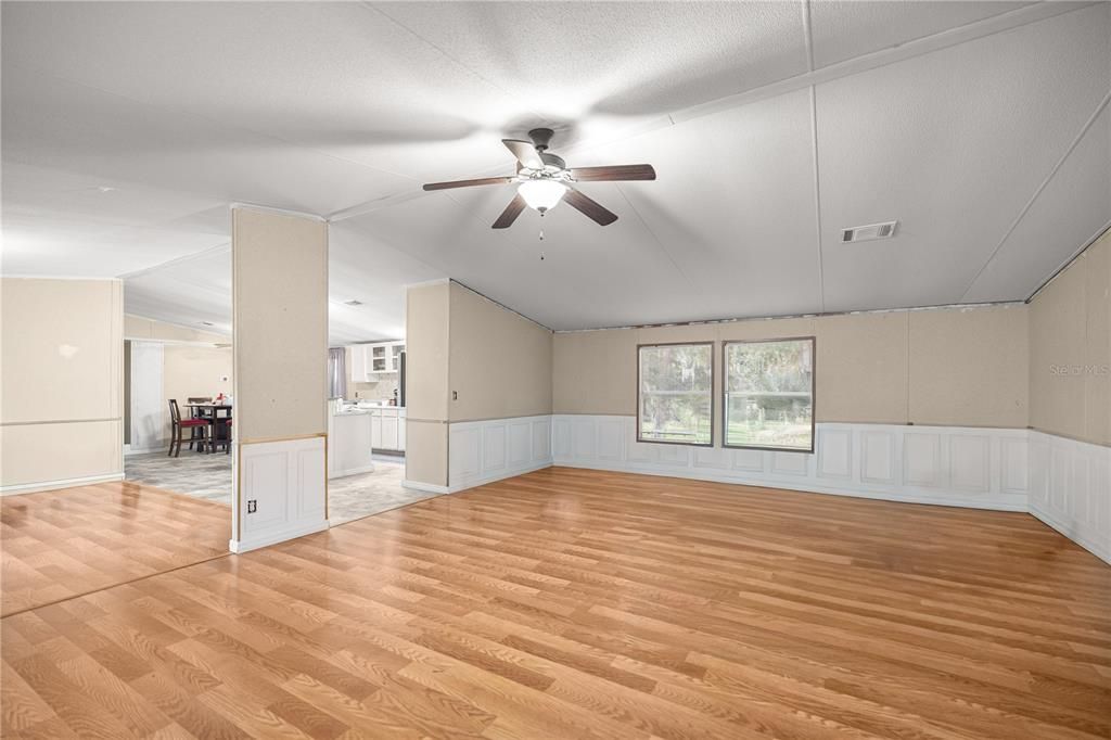 待售: $210,000 (4 贝兹, 2 浴室, 2057 平方英尺)