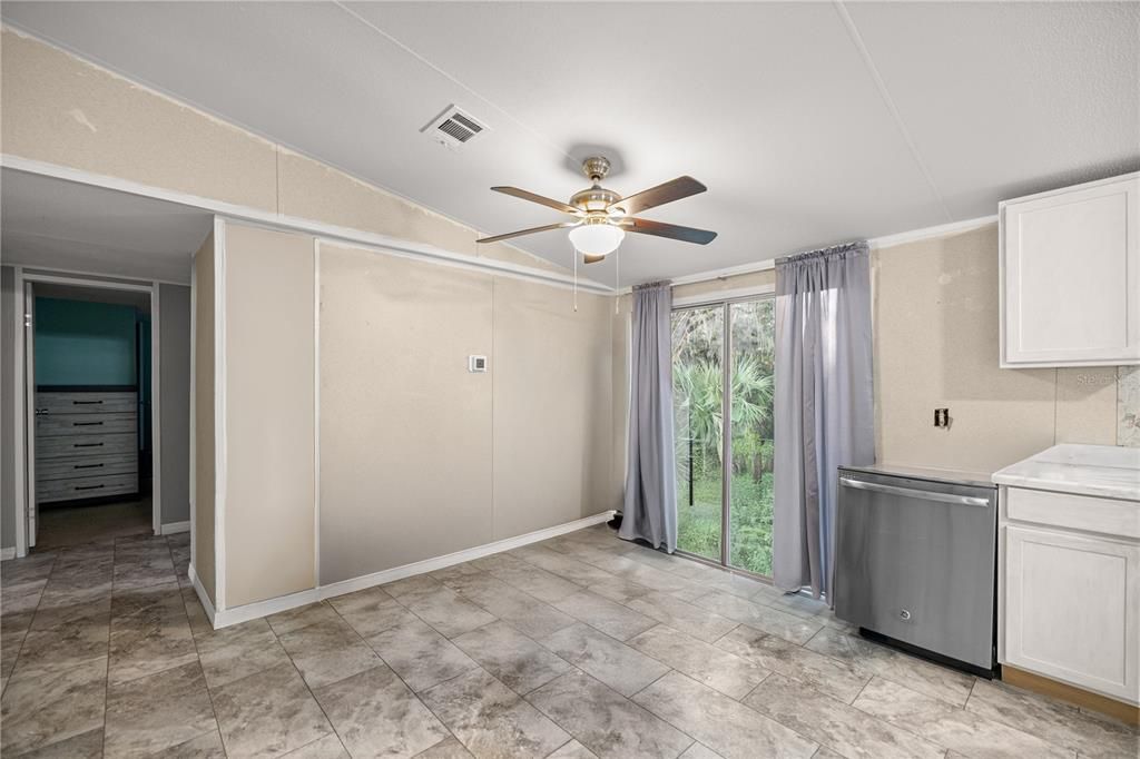 待售: $210,000 (4 贝兹, 2 浴室, 2057 平方英尺)