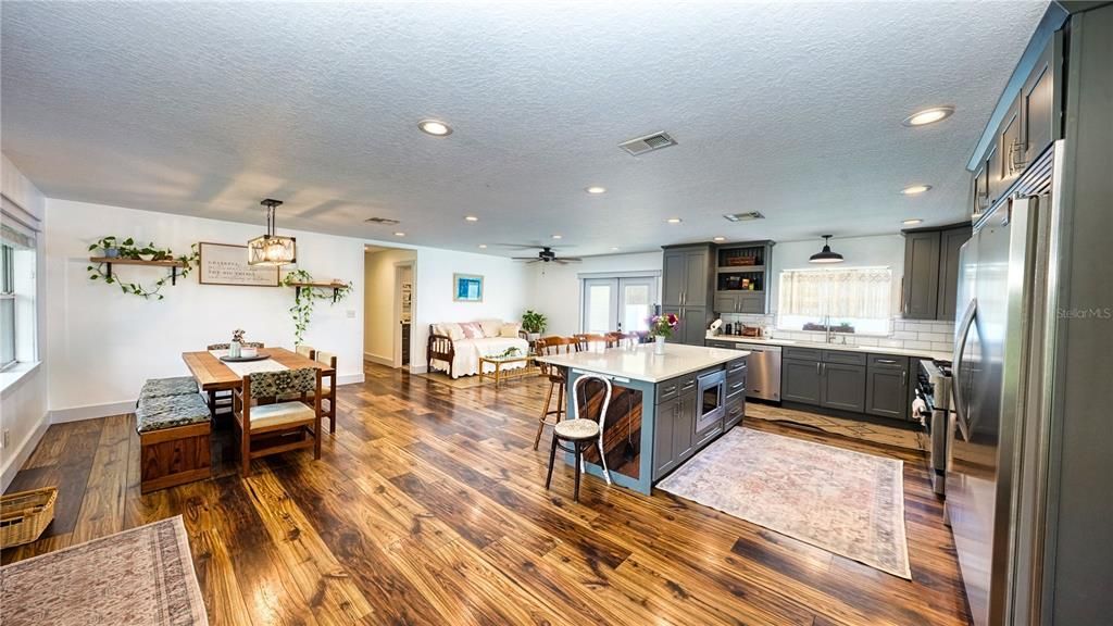 合同活跃: $499,900 (5 贝兹, 3 浴室, 2828 平方英尺)