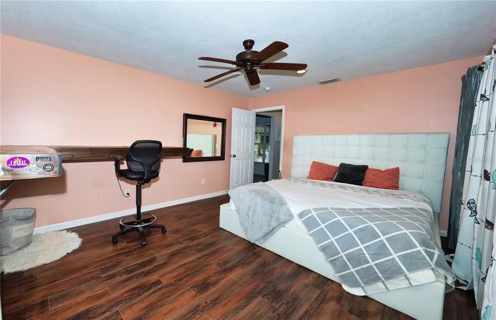 合同活跃: $499,900 (5 贝兹, 3 浴室, 2828 平方英尺)