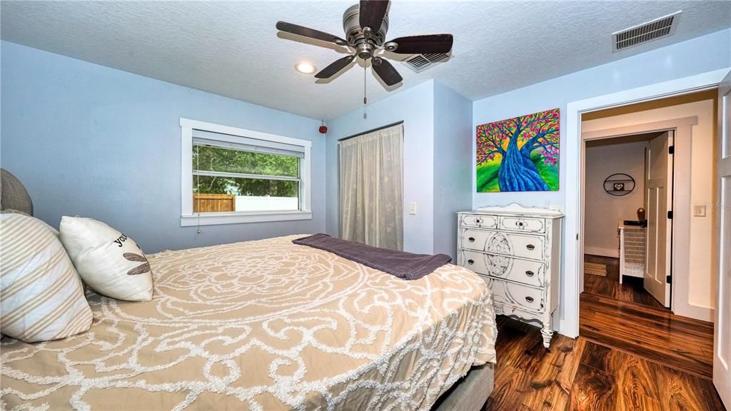 合同活跃: $499,900 (5 贝兹, 3 浴室, 2828 平方英尺)