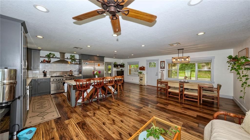 合同活跃: $499,900 (5 贝兹, 3 浴室, 2828 平方英尺)