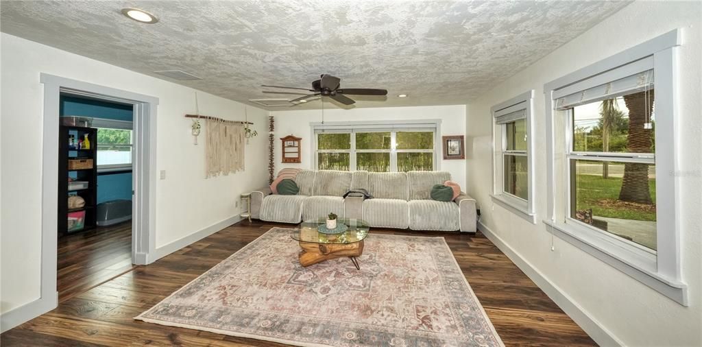 合同活跃: $499,900 (5 贝兹, 3 浴室, 2828 平方英尺)