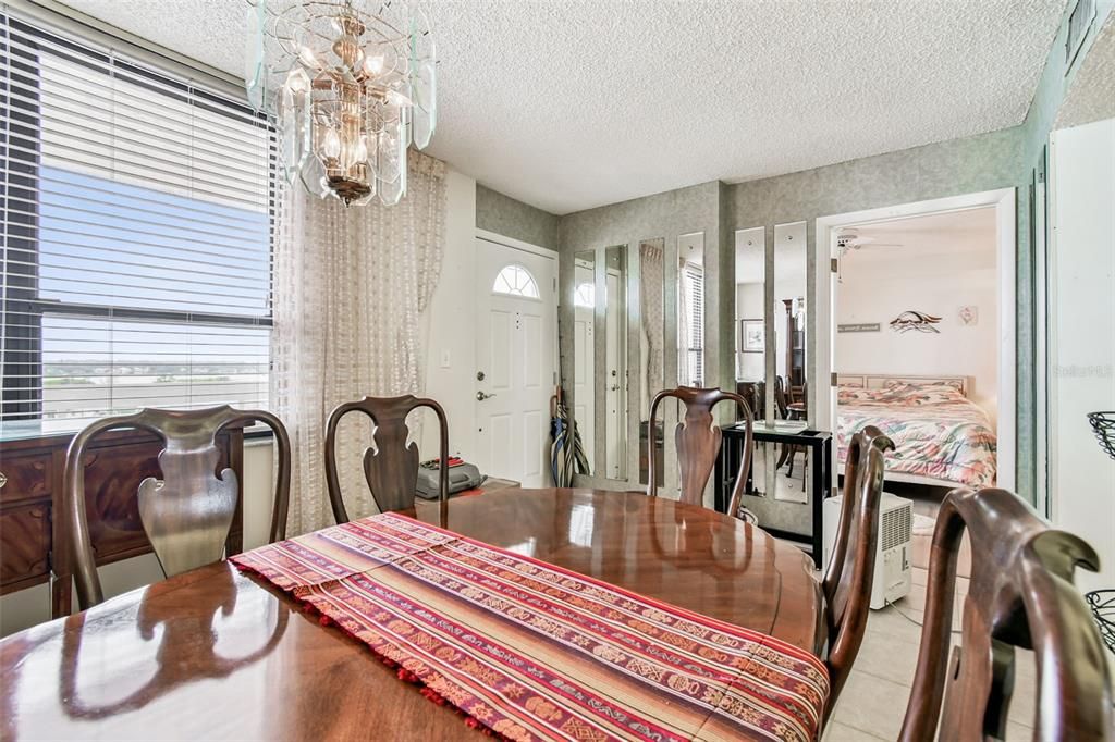 待售: $720,000 (2 贝兹, 2 浴室, 1165 平方英尺)