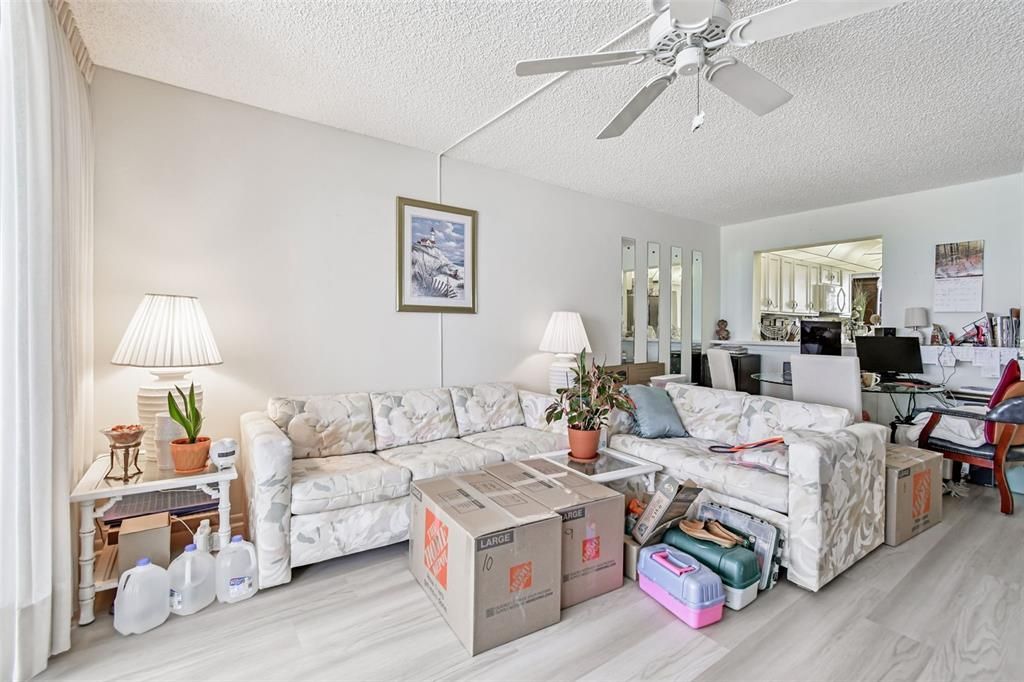 待售: $720,000 (2 贝兹, 2 浴室, 1165 平方英尺)